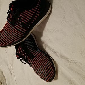 Mens 7.5 Roshe two flyknit